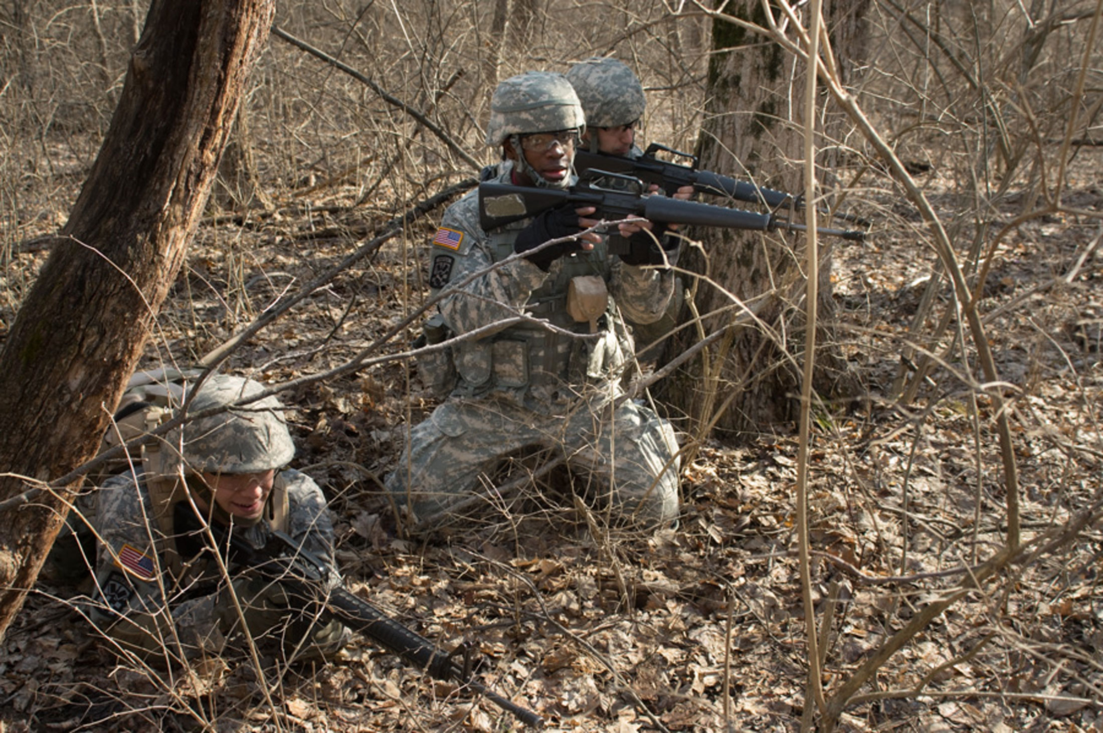 3 soldiers aiming down sight 